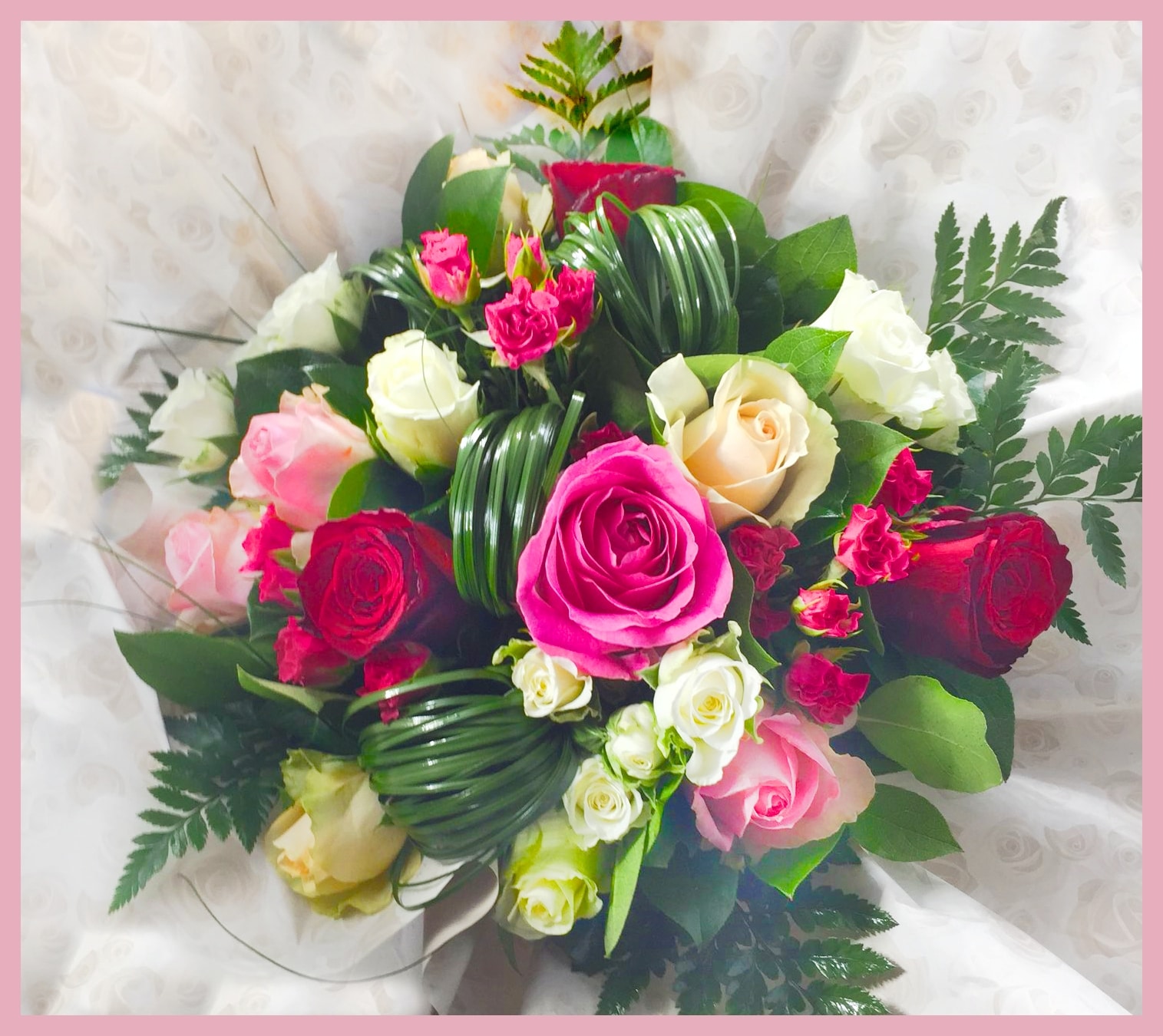 Bouquet de roses multicolores à dominantes rose, rouge et blanc - Autant de  Fleurs Aubagne
