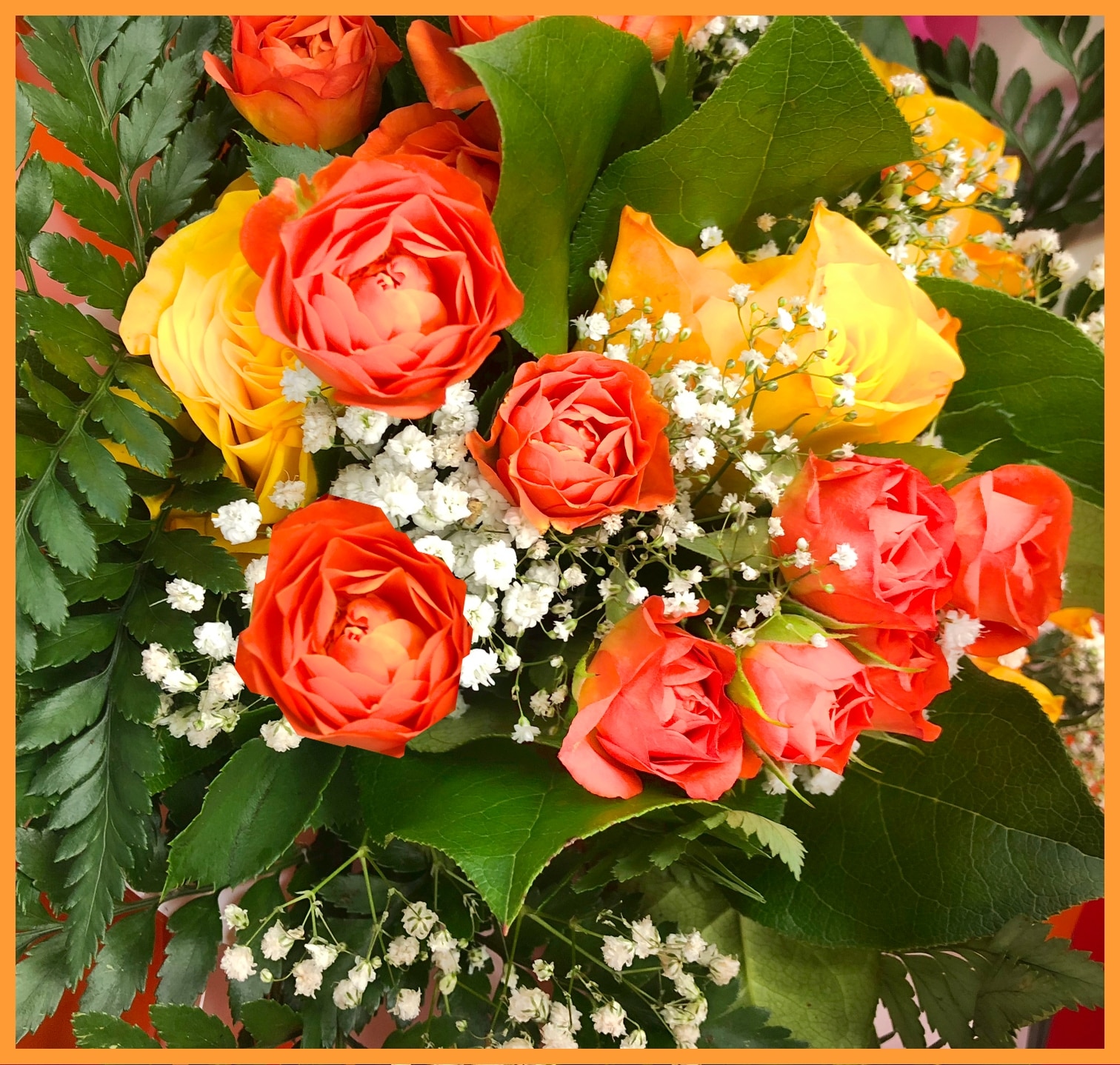 Bouquet de roses jaune orange, gypsophile et feuillage - Autant de Fleurs  Aubagne