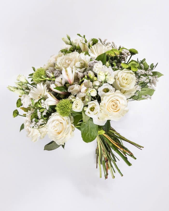 Bouquet de fleurs rond du fleuriste à dominante de blanc